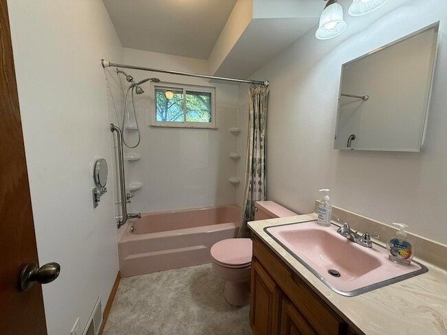 Building Photo - 8649 Hidden Lake Dr
