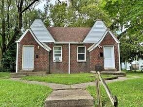 Building Photo - 1464 N Gladstone Ave