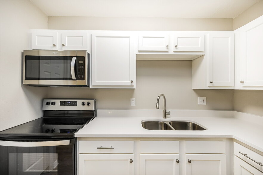 Building Photo - 5 Victoria Dr