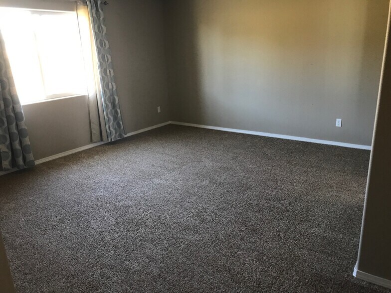 Building Photo - 1740 SW Panorama Dr