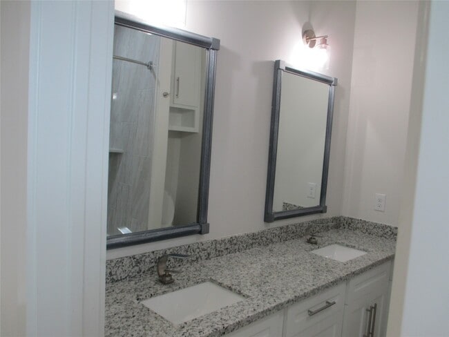 Building Photo - 1209 Elm St