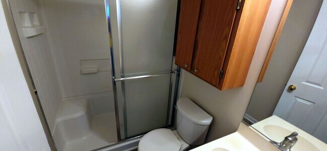 Building Photo - Great one level home close to shopping and highway