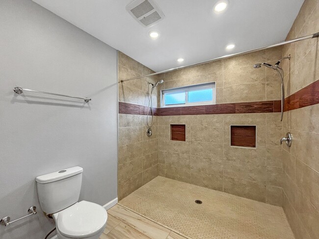 Building Photo - Beautiful 4BD/2BA House in Bay Ho W/ A/C, ...