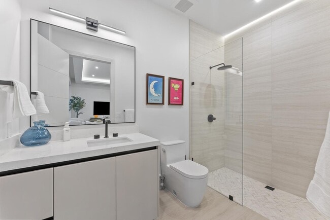 Building Photo - 220 S Swinton Ave