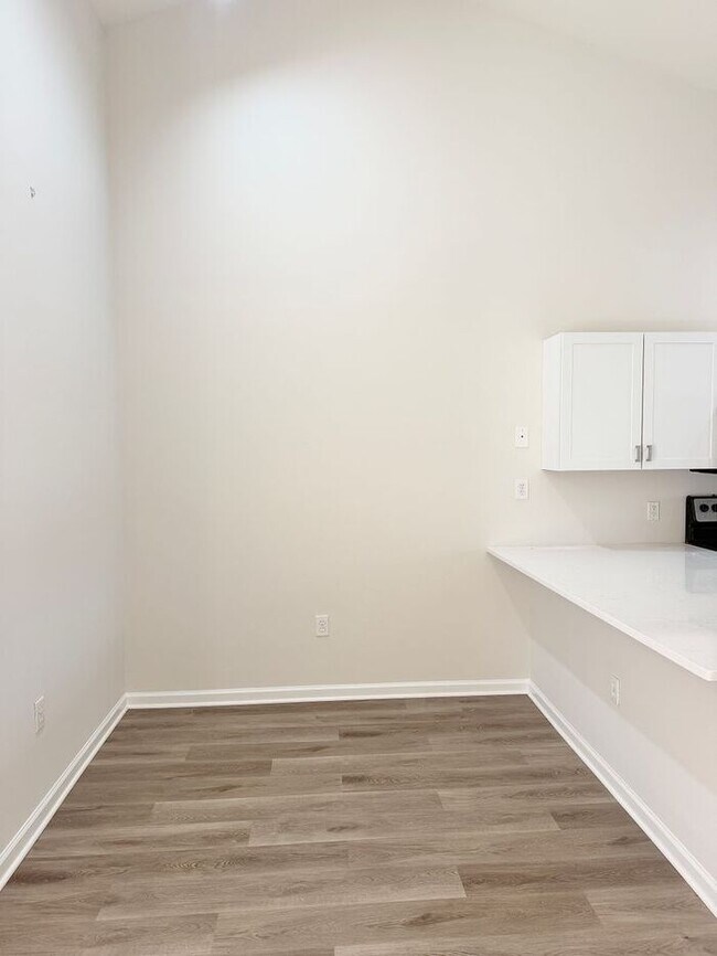 Building Photo - Independence South Brick One Level Patio Home. UPDATED! Open Floor Plan, Clean, Pets Ok!