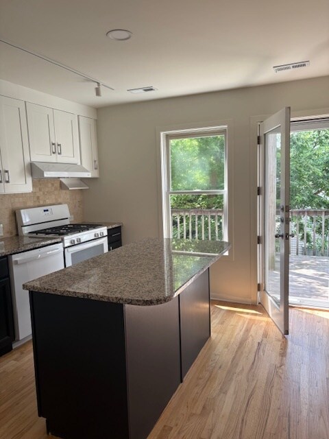 Kitchen - 1821 W Henderson St