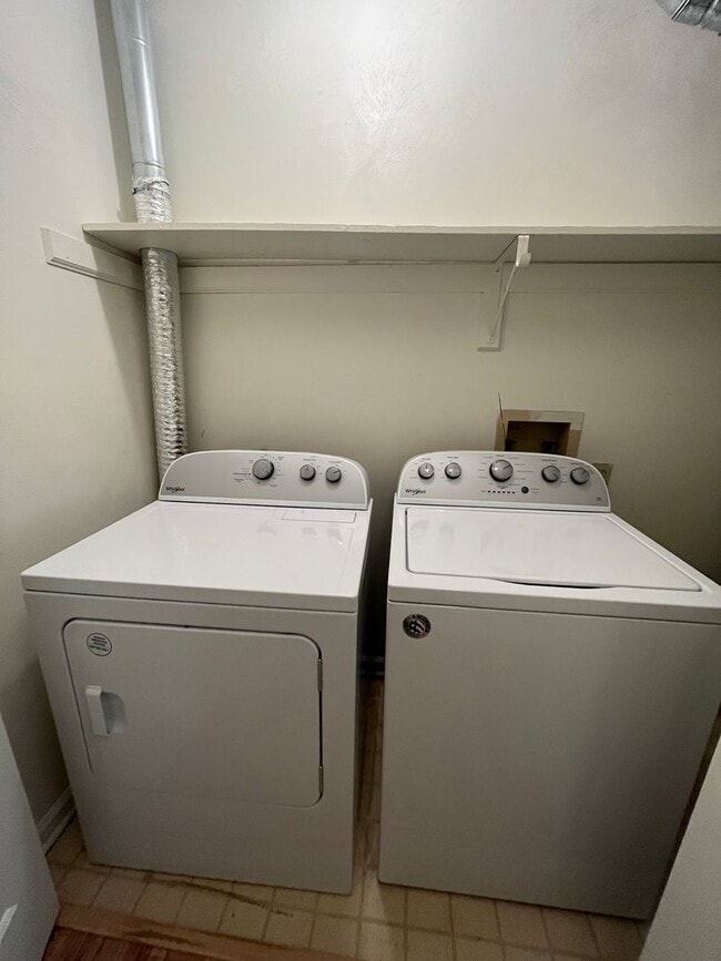 Building Photo - Rutherford 3 Bedroom 3 Bath with Den Town House