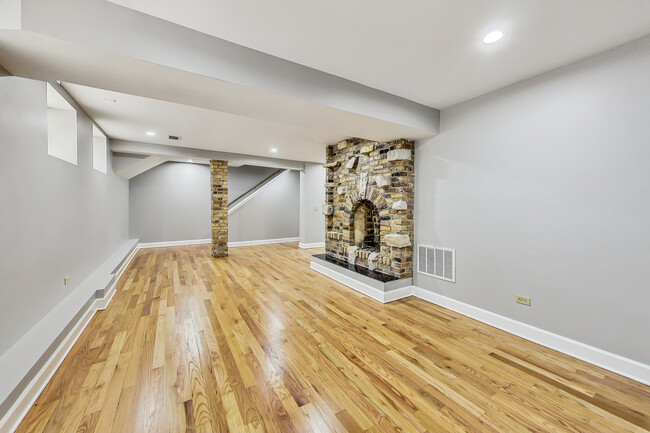 Building Photo - 864 W Aldine Ave