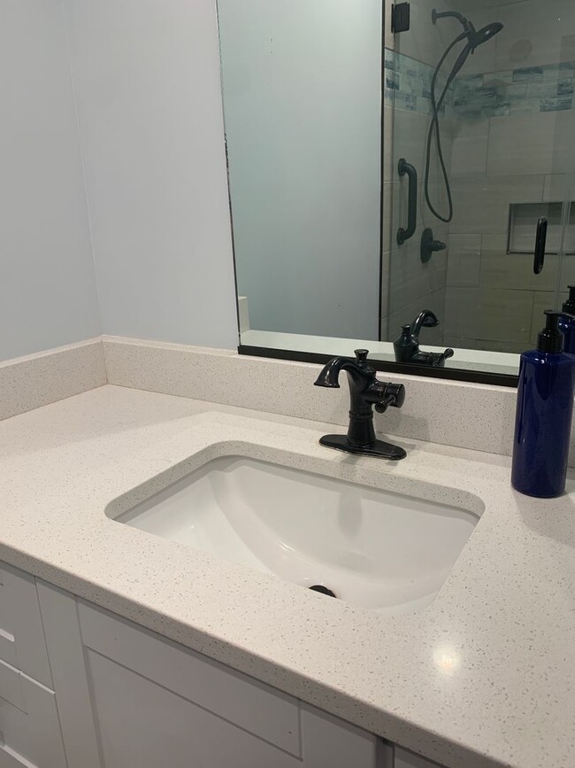 Building Photo - 3 Bedroom 2 Bath Home in Point Harbor Avai...