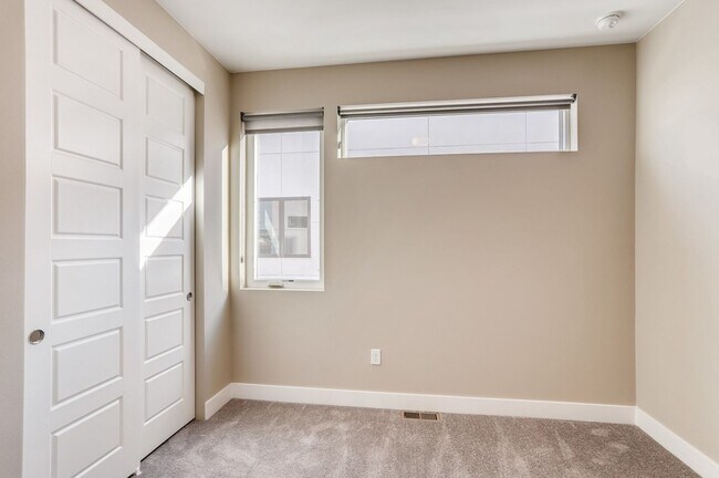 Building Photo - Sunnyside 3 Bedroom Townhomes for Rent