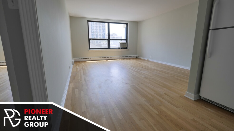 Building Photo - 433 W Wellington Ave