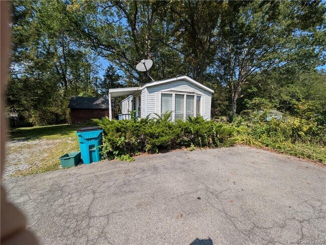 Building Photo - 5 Willow Tree Ln