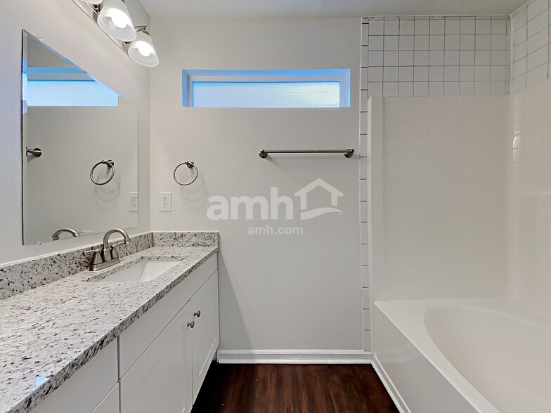 Building Photo - 770 Kingston Cir