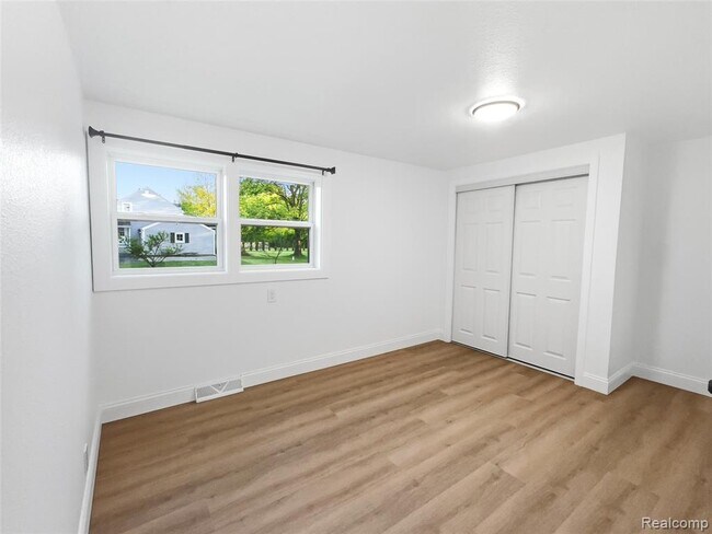 Building Photo - 2124 Bernice Ave