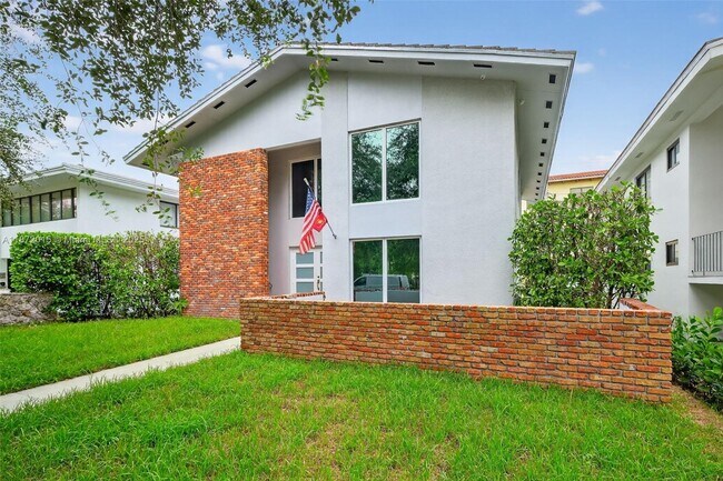 Building Photo - 537 Menendez Ave