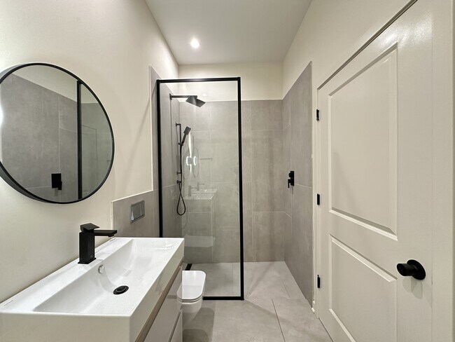 Building Photo - 6340 W Belmont Ave