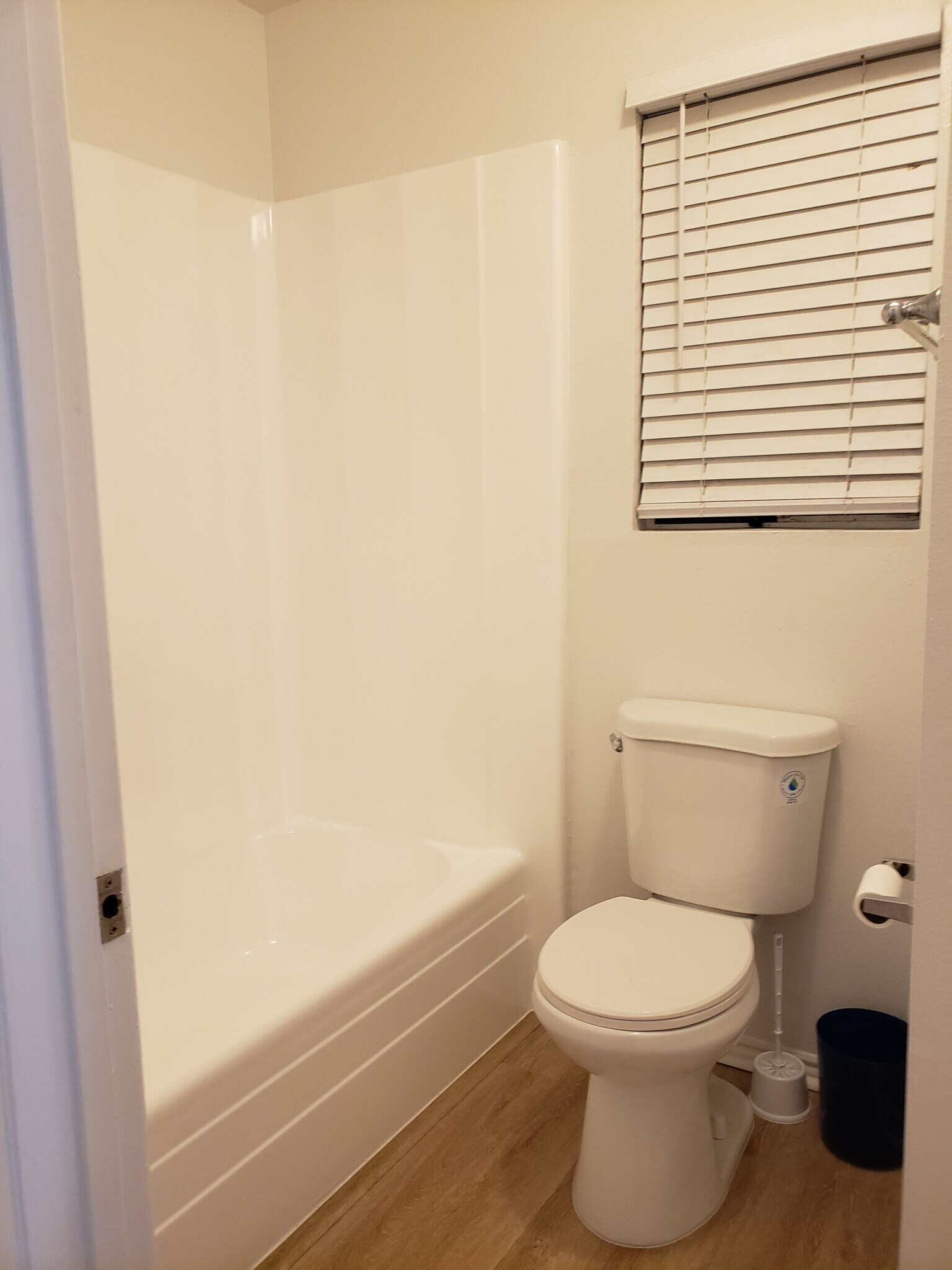 Building Photo - 150 E Lakeshore Dr