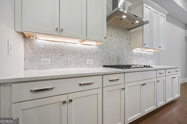 Building Photo - 123 Village Green Ave