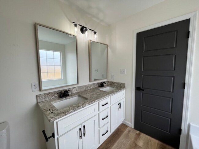 Building Photo - 204 Franklin Sq - Beautifully Updated Home in Bonaire