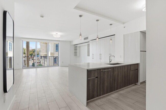 Building Photo - 111 SE 1st Ave