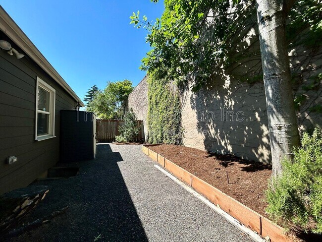 Building Photo - 4831 N Maryland Ave