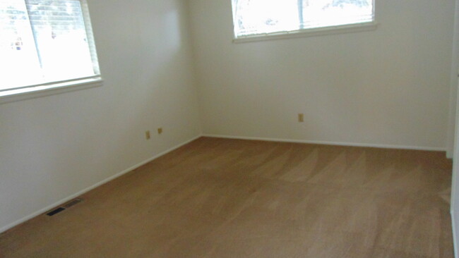 Building Photo - 811 Heritage Cir