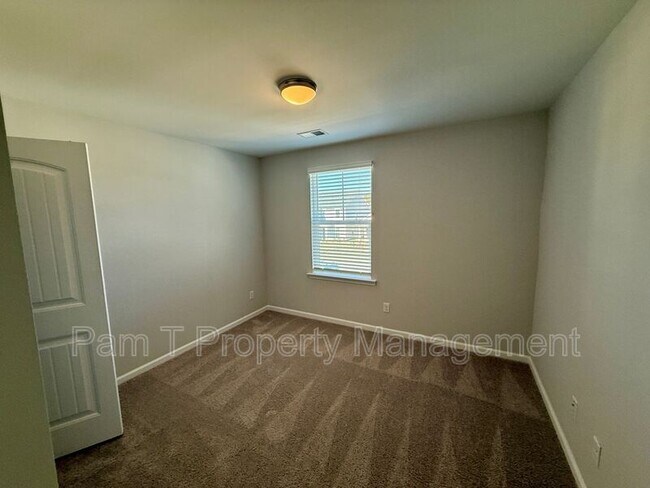 Building Photo - 400 Airways Ave