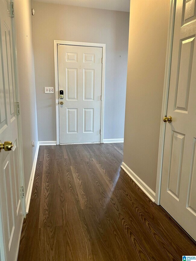 Building Photo - 560 Summit Cir