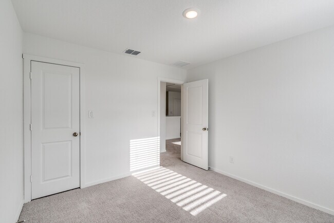 Building Photo - 3335 Gingham Pt