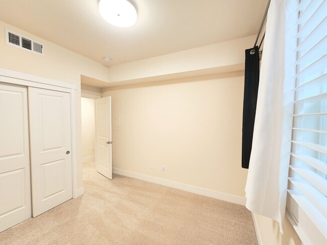 Building Photo - Modern 3 bed 2.5 bath townhome