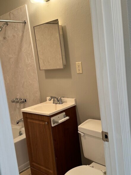 Building Photo - 2407 Rose Dr