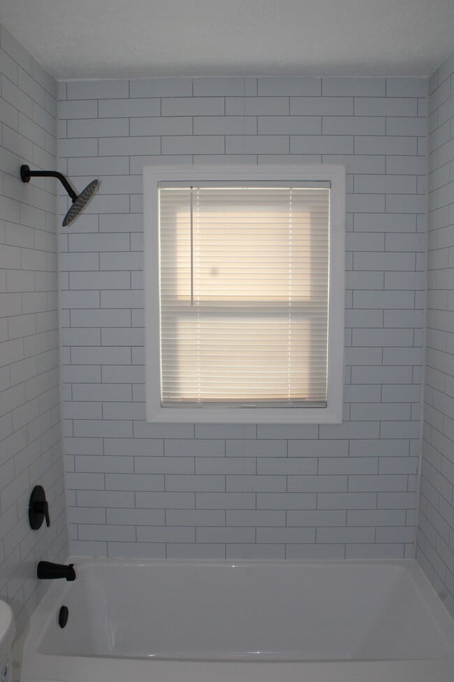 Building Photo - Cozy 2-bedroom, 1-bath home with vanity located in Independence, MO