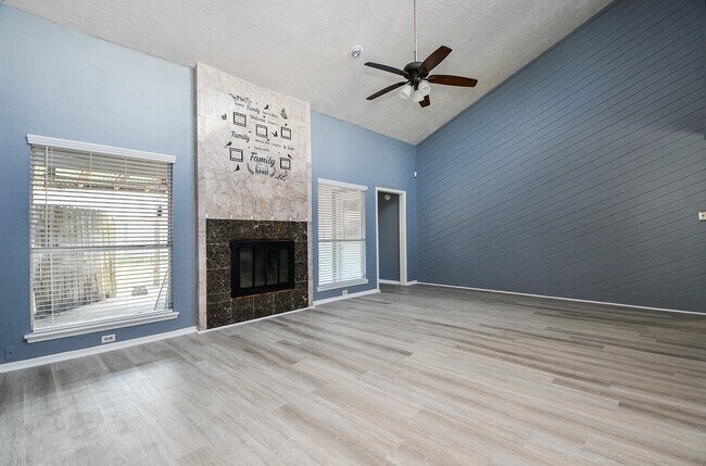 Building Photo - 12015 Osage Park Dr