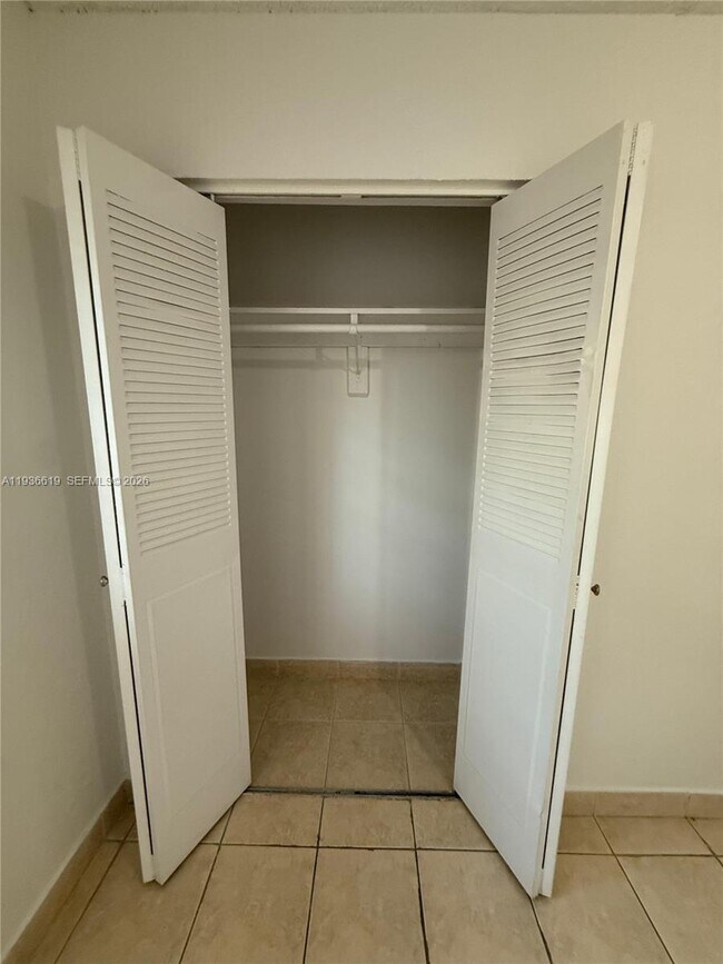 Building Photo - 1305 W 53rd St