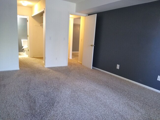 Building Photo - Awesome 2 Bedroom 2 Bath Condo w/ Garage P...