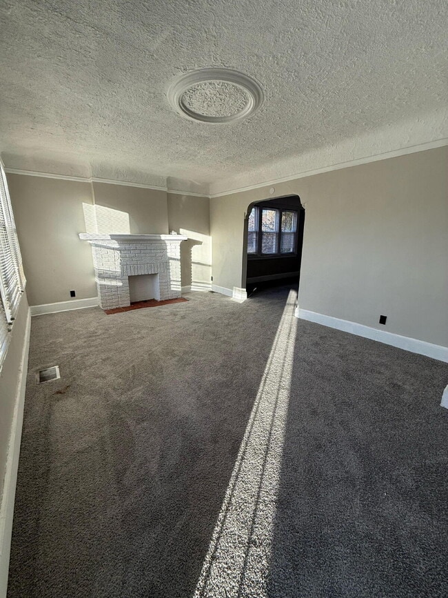 Building Photo - Bright & Cozy 3-Bed Duplex for Rent in Detroit