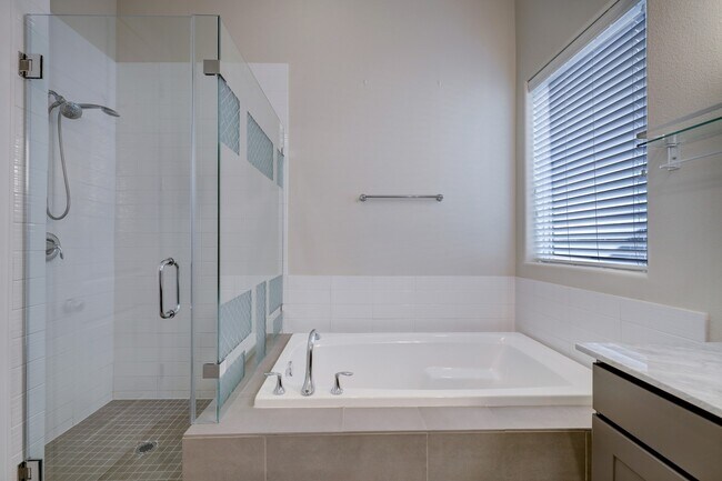 Building Photo - 2119 Naomi St