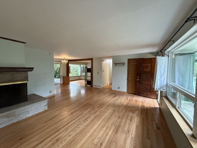 Building Photo - Extremely Spacious 3 bedroom Home Located in Edmonds