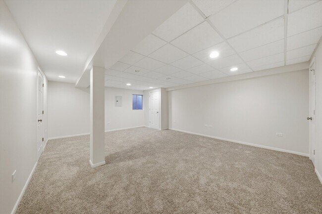 Building Photo - 16051 Laurel Dr