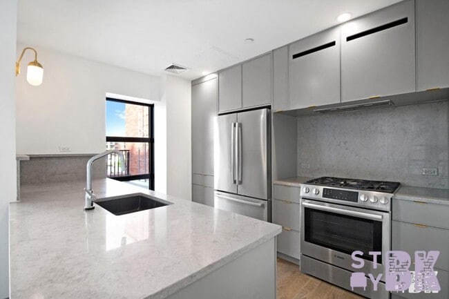 Building Photo - 3 bedroom in Brooklyn NY 11232