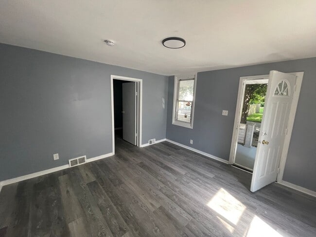 Building Photo - SECTION 8 and EDEN Accepted!! Spacious Newly Renovated 3 Br Home!
