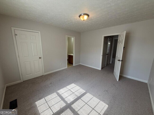 Building Photo - 3461 Kingswood Run