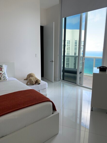 Building Photo - 15811 Collins Ave