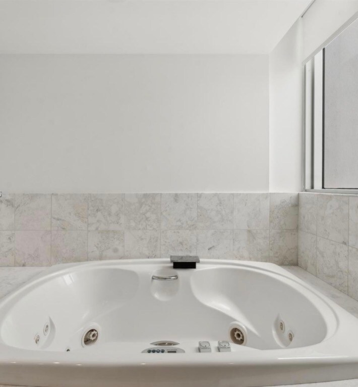 Building Photo - 1300 Brickell Bay Dr