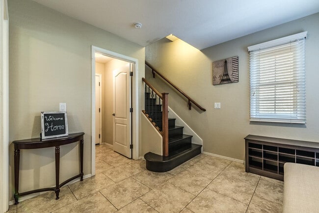 Building Photo - 1628 E Canyon Creek Dr