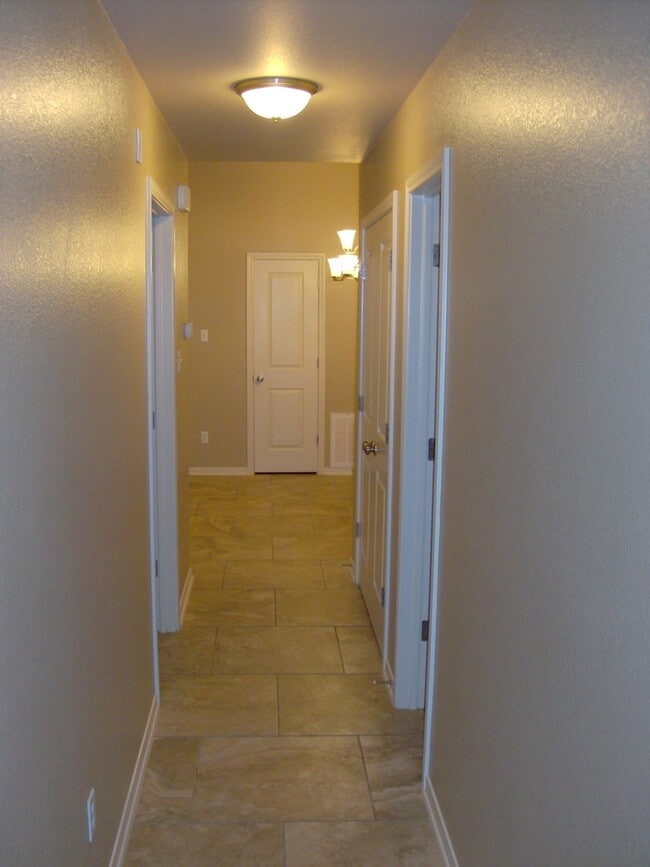 Building Photo - Available 7/13/26 Charming 2 Bed / 2 Bath Duplex Near Bunny