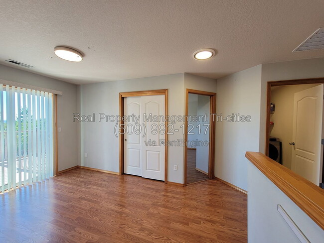 Building Photo - 476 Satus St