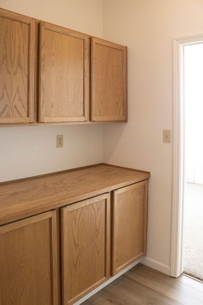 Building Photo - 3 Bedroom  2 Bath New Paint, Flooring and ...