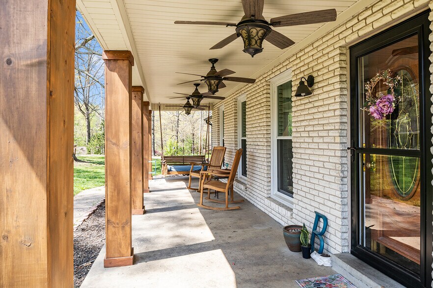 Welcome home to 358 Twin Oaks! - 358 Twin Oaks Dr