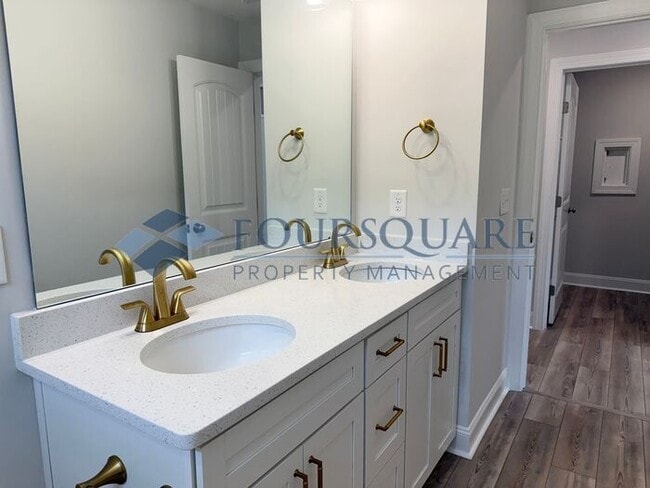 Building Photo - End-Unit Townhome with Fenced Yard, Washer/Dryer included & 2-Car Garage – Comfortable & Convenie...